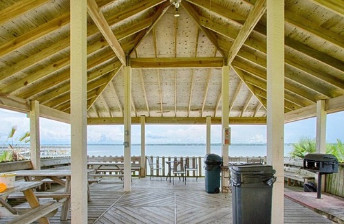 Navarre Beach Condo | Beachy & Elegant Studio!, Beach Chairs & Umbrella! Groups Welcome!
