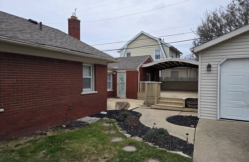 Woodland Beach House | Beachy family friendly 3-bedroom house in peaceful Monroe with Lake Erie views.