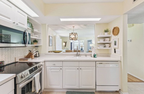 St. Simons Island Condo | Beachy Island Retreat | Minutes to East Beach, Pier Village & Golf