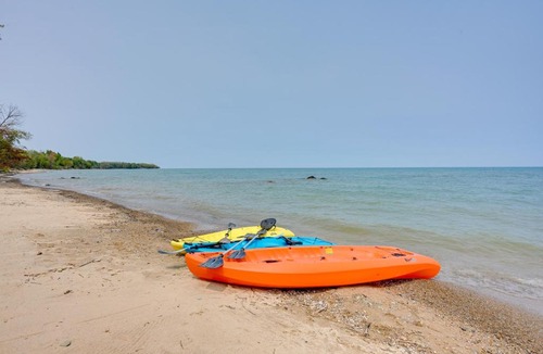 Forestville House | Beachy Palms Cottage on Lake Huron w/Hot Tub!