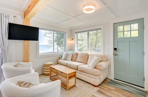 Forestville House | Beachy Palms Cottage on Lake Huron w/Hot Tub!