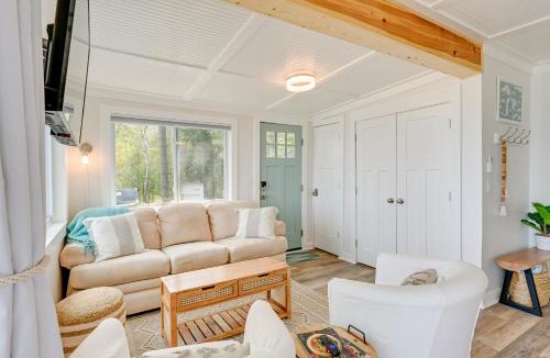Forestville House | Beachy Palms Cottage on Lake Huron w/Hot Tub!