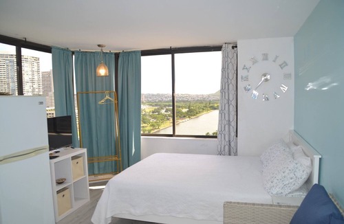 McCully - Moiliili Condo | Beachy Waikiki Monarch Studio | Pool + Gym