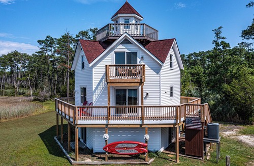 Windmill Point House | Beacon Bay Getaway: Private pier/large yard/King/Kayaks/SUP
