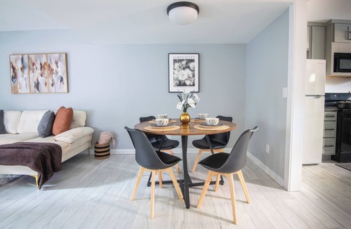 Glen Iris House | Beacon Brick Bungalow - Patio/WiFi/Family & Groups