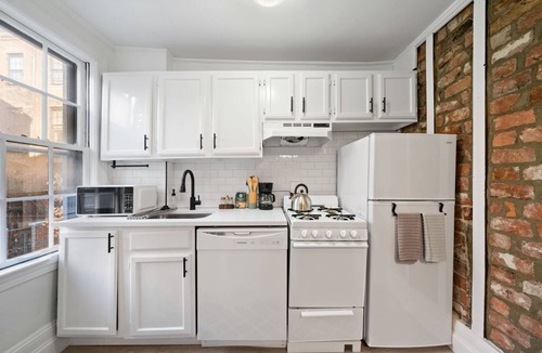 Beacon Hill Apartment | Beacon Hill Elegance: Modern Apt with Balcony, Fast WiFi, Steps to Cafes, MGH and Boston Commons!