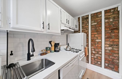 Beacon Hill Apartment | Beacon Hill Elegance: Modern Apt with Balcony, Fast WiFi, Steps to Cafes, MGH and Boston Commons!