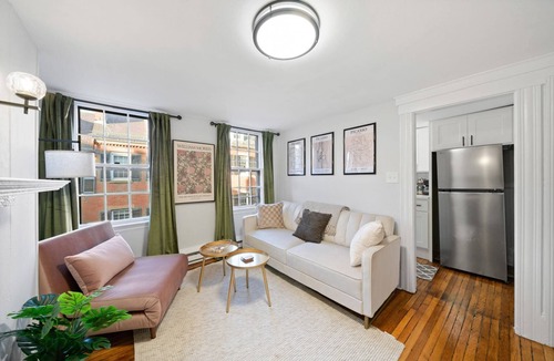 Beacon Hill Apartment | Beacon Hill Escape: Balcony, Fast WiFi, Steps to Cafes, Boston Commons, MGH & Historic Attractions!