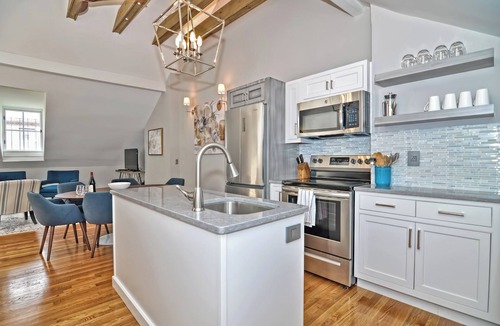 Beacon Hill Apartment | Beacon Hill Penthouse, Stately 2-bedroom apartment with AC, WiFi near MGH