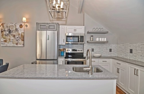 Beacon Hill Apartment | Beacon Hill Penthouse, Stately 2-bedroom apartment with AC, WiFi near MGH