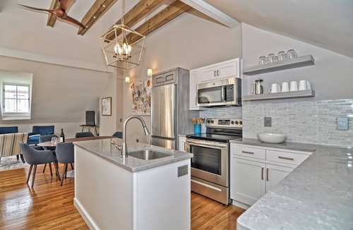 Beacon Hill Apartment | Beacon Hill Penthouse, Stately 2-bedroom apartment with AC, WiFi near MGH