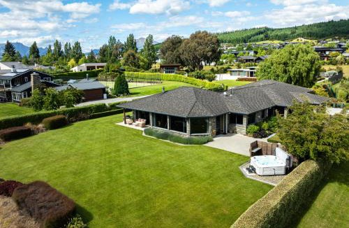 Wanaka Villa | Beacon Point Lakeview Escape - Spacious - Stylish