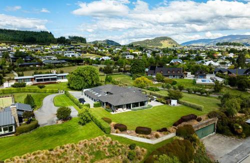 Wanaka Villa | Beacon Point Lakeview Escape - Spacious - Stylish