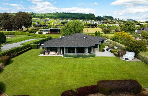 Wanaka Villa | Beacon Point Lakeview Escape - Spacious - Stylish