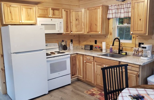 East Corinth Cabin | Bear Cabin: Charming 2-bedroom cabin with WiFi, AC in marvelous Sebec