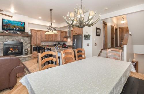 Bear Crossing House | Bear Den