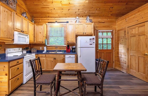 Sautee Nacoochee Cabin | Bear Hug - 10% OFF or 4th Night Free - Ask for details!