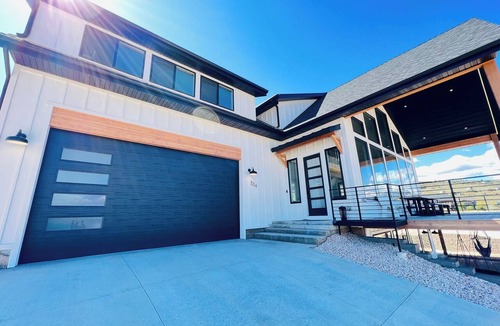 Sweetwater Cabin | Bear Lake getaway for the whole family! Sleeps 32! Beach access included!