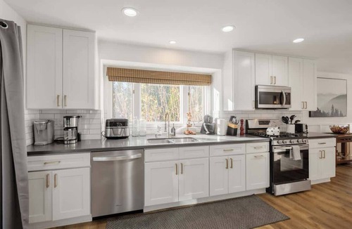Fox Farm House | Bear Necessities. New. Modern. Spa. Perfect. Pet Friendly.