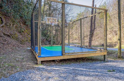 Sevierville House | Bear Paradise Cabin with Hot Tub, Mini Golf, Court, Games & free EV Ready Parking