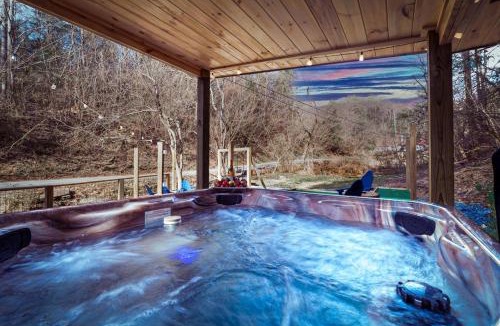 Sevierville House | Bear Paradise Cabin with Hot Tub, Mini Golf, Court, Games & free EV Ready Parking