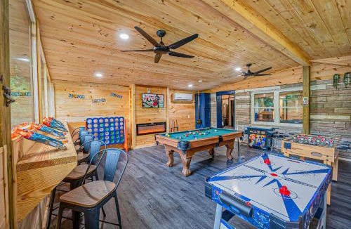 Sevierville House | Bear Paradise Cabin with Hot Tub, Mini Golf, Court, Games & free EV Ready Parking
