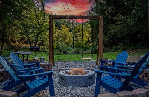Sevierville House | Bear Paradise Cabin with Hot Tub, Mini Golf, Court, Games & free EV Ready Parking