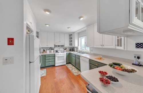 Sunderland House | Bear Pass - Mountain View 4 Bedroom Home by RedAwning