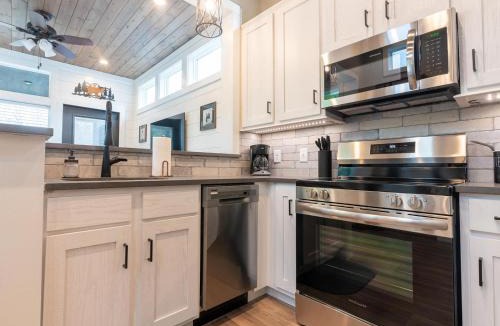 Bryson City Villa | Bear River Tiny Luxury Living with River Views