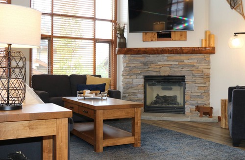 Sun Peaks House | Bear's Den - SKI IN/SKI OUT 3 Bedroom Townhouse