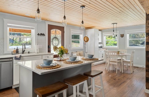Logan House | Bear's Den | Sleeps 6 | Pet-friendly