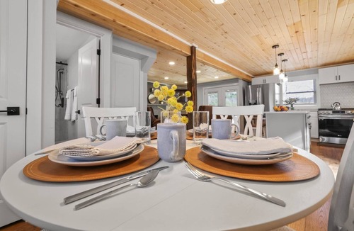 Logan House | Bear's Den | Sleeps 6 | Pet-friendly