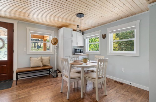 Logan House | Bear's Den | Sleeps 6 | Pet-friendly