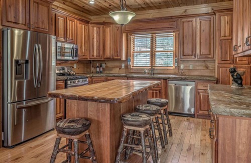 Epworth Cabin | Bearfoot Lodge - Dog Friendly, Creekfront, Close to Activities