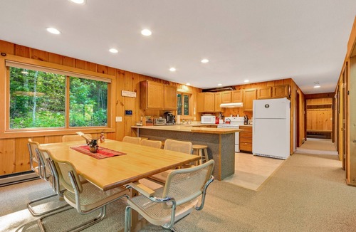 West Dover House | Bears Den Chalet | Ski Home Trail, Moover Shuttle, Outdoor Hot Tub!