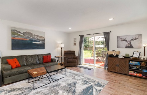 Ashford House | Bear’s Den hideaway with hot tub