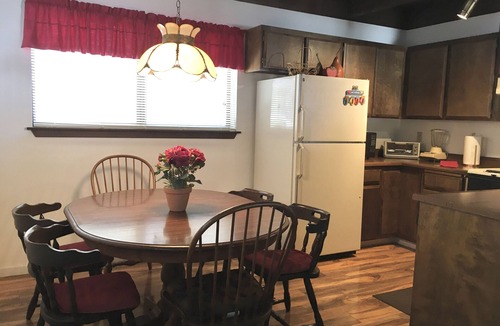 Pioneer Trail Cabin | 🐻Beary Cute 4BR/5Beds Family Cabin~Heavenly 5 miles~Pingpong~Foosball