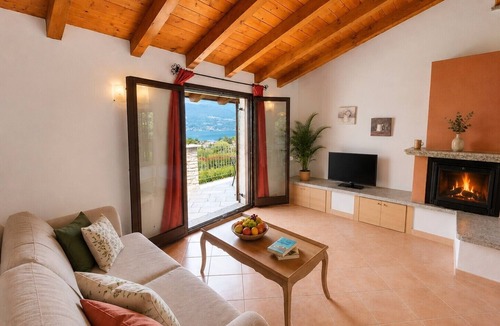 Colico Piano Apartment | Beata Rose holiday flat with pool