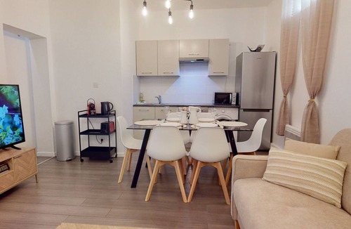Poincare Apartment | beau bourg quartier halles 2br
