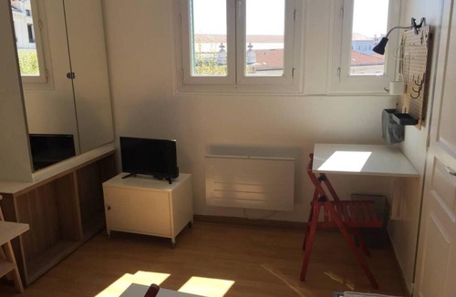 Valence Apartment | Beau Studio Avec Terrasse et Jardin Dans un Quartier Calme
