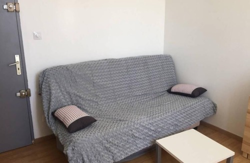 Valence Apartment | Beau Studio Avec Terrasse et Jardin Dans un Quartier Calme