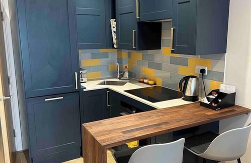 Sutton South Apartment | Beautiful Ground Floor Flat in South London - Little Vine