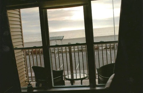 Hampton Condo | Beautiful 1 Bdrm Ocean Front Condominium located in the heart of Hampton Beach!