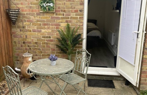 Hillingdon Apartment | Beautiful 1-bed Studio in Uxbridge, London