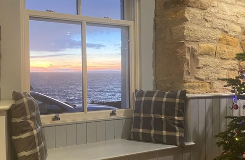 St Monans Cottage | Beautiful 1850's Fisherman's Cottage on the sea front in prime location