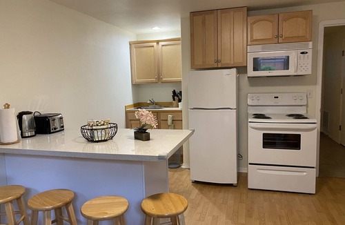 North Creek House | Beautiful 1Br Condo at Cozy & Safe Neighbourhood