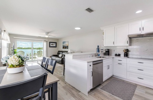 Englewood Condo | Beautiful 1st Floor Bayfront Condo right on Lemon Bay with Breathtaking Sunrises