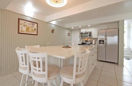 Teagues Bay Condo | Beautiful 2-bd condo w/views walking distance to beach in amazing Christiansted
