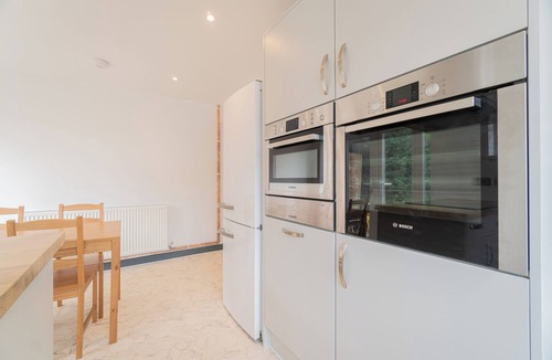 Hythe House | Beautiful 2 bedroom full-furnished semi-detached house with parking
