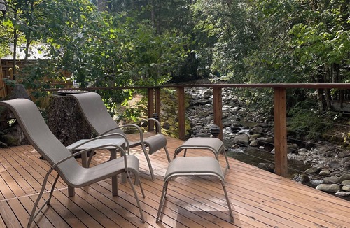 Packwood Cabin | Beautiful 2-bedroom cabin beside a creek in relaxing Packwood with WiFi, AC